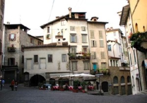 Bergamo – Piazza Mercato delle scarpe.